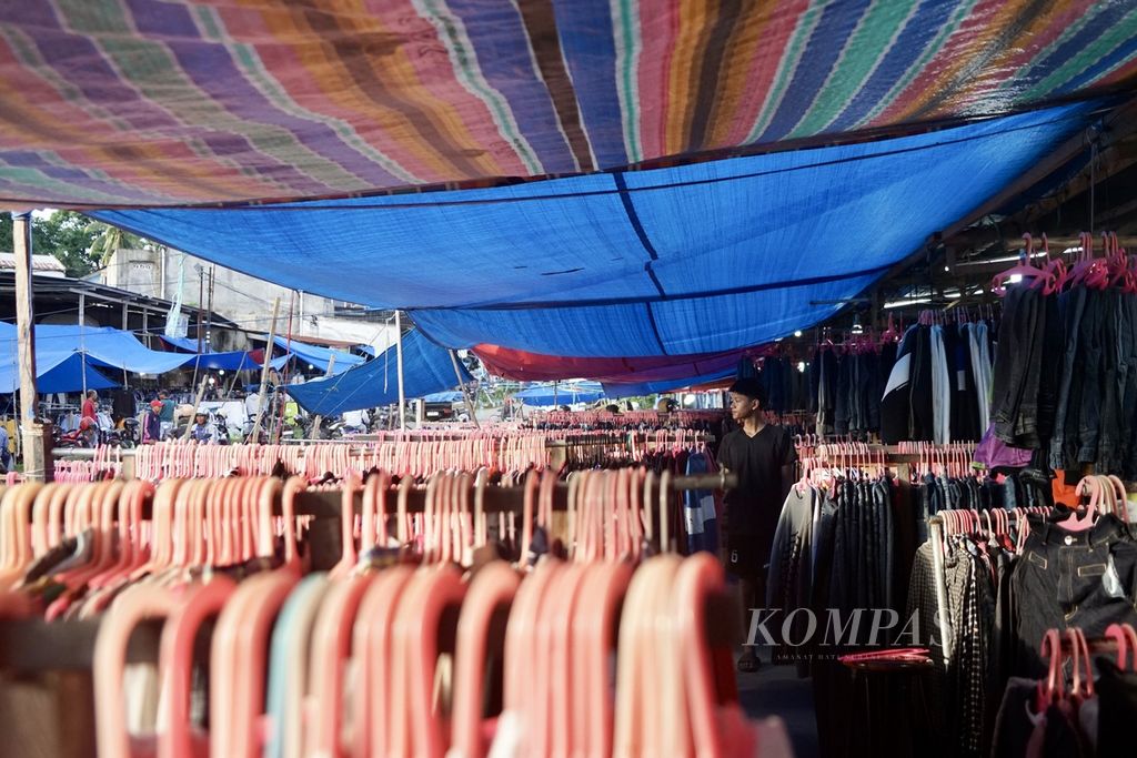 Hingga pertengahan Ramadhan 2024, pembeli pakaian bekas sangat minim di Pasar Lawata, Kendari, Sulawesi Tenggara, Sabtu (23/3/2024). Efek kejut kenaikan harga beras ditengarai mengubah pola konsumsi masyarakat.