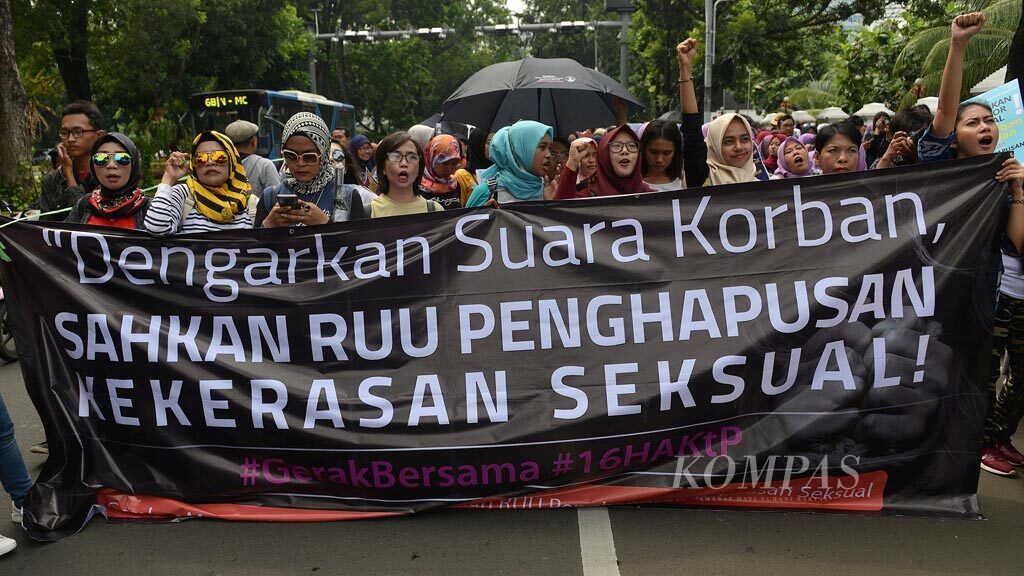 Pawai akbar yang diinisiasi Gerakan Masyarakat untuk Pengesahan RUU Penghapusan Kekerasan Seksual menyusuri Jalan Medan Merdeka Barat menuju ke Taman Aspirasi di depan Istana Merdeka, Jakarta, Sabtu (8/12/2018). Pawai ini sebagai bentuk desakan kepada DPR dan Pemerintah untuk segera mengesahkan RUU Penghapusan Kekerasan Seksual menjadi UU. Berdasarkan catatan Komisi Nasional Anti Kekerasan Terhadap Perempuan (Komnas Perempuan), sejak 2014, Indonesia sudah pada status darurat kekerasan seksual.