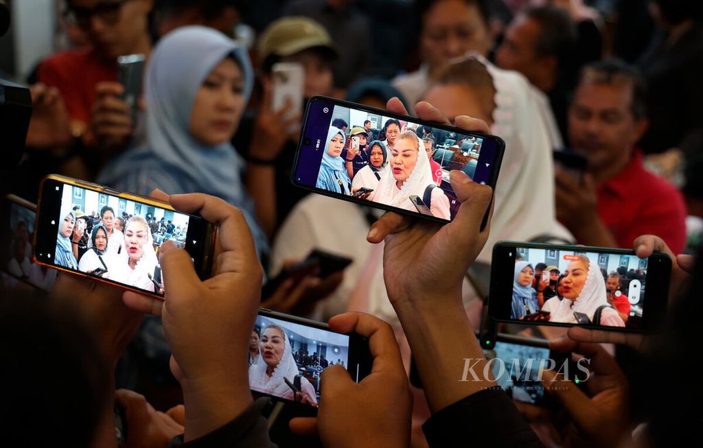 Gawai para wartawan yang merekam video saat wawancara dengan Wali Kota Semarang Hevearita Gunaryanti Rahayu setelah menghadiri rapat paripurna di Gedung DPRD Kota Semarang, Jawa Tengah, Senin (22/7/2024). Waktu yang dihabiskan anak muda di depan layar gawai memengaruhi risiko terkena serangan jantung di kemudian hari. 