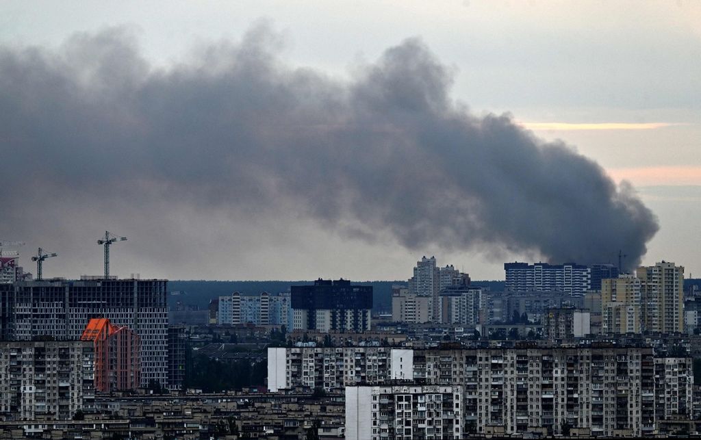 Pada foto yang diambil 5 Juni 2022, asap terlihat setelah serangan Rusia menghantam ibu kota Ukraina, Kiev. 