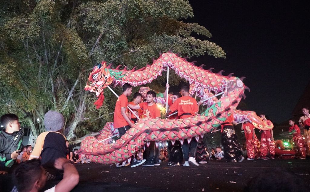 Atraksi liong menyemarakkan perayaan malam tahun baru Imlek 2571/2020 di depan Balai Kota Solo, Jawa Tengah, Jumat (24/1/2020) malam.