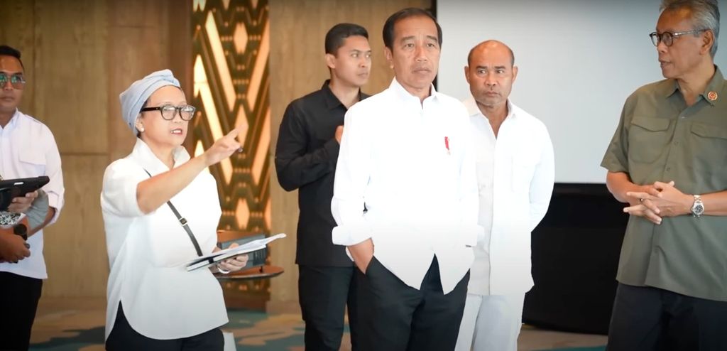 Presiden Joko Widodo meninjau persiapan KTT ASEAN secara detail dan menyeluruh untuk menerima kehadiran para kepala negara/kepala pemerintahan dari negara-negara anggota ASEAN di Labuan Bajo, Nusa Tenggara Timur, Selasa (25/4/2023).