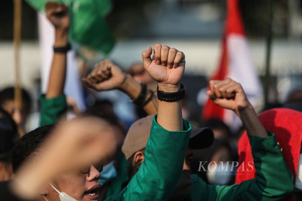 Mahasiswa meneriakkan yel-yel saat berunjuk rasa di depan Gedung Parlemen, Senayan, Jakarta, Kamis (7/10/2021). 