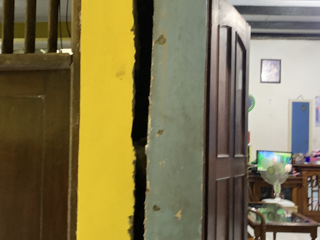 Salah satu rumah yang mengalami dampak pergerakan tanah di RT 015 RW 011, Kelurahan Pela Mampang, Kecamatan Mampang Prapatan, Jakarta Selatan, Kamis (17/11/2022). Dinding rumah yang sebelumnya melekat kini merenggang akibat pergerakan tanah.
