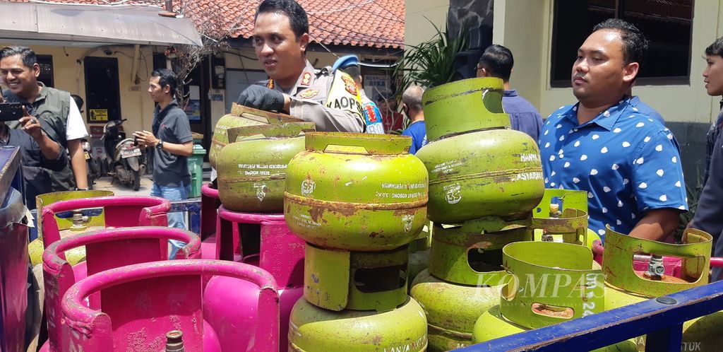 Kepala Kepolisian Resor Cirebon Kota Ajun Komisaris Besar Rano Hadiyanto menunjukkan barang bukti kasus pengoplosan elpiji subsidi 3 kilogram, Jumat (12/1/2024), di Markas Polres Cirebon Kota. Polisi menangkap tiga tersangka yang diduga menyalahgunakan elpiji tersebut.