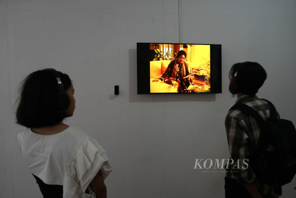 Tamu undangan mendengarkan rekaman video dalam Pameran Arsip Toeti Heraty: Aku dalam Budaya di Galeri Cemara 6, Jakarta Pusat, Kamis (13/10/2024). 