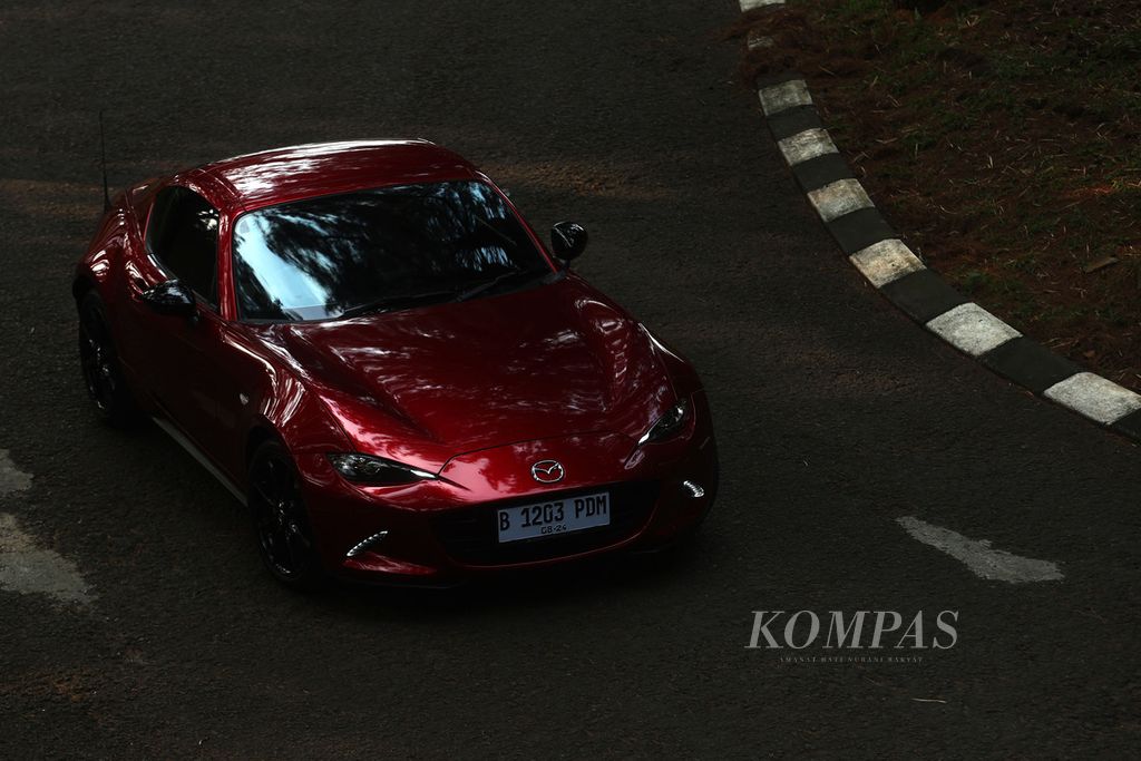 Mazda MX-5 RF saat dicoba di kawasan Pondok Cabe, Tangerang Selatan, Banten, Minggu (11/8/2024).