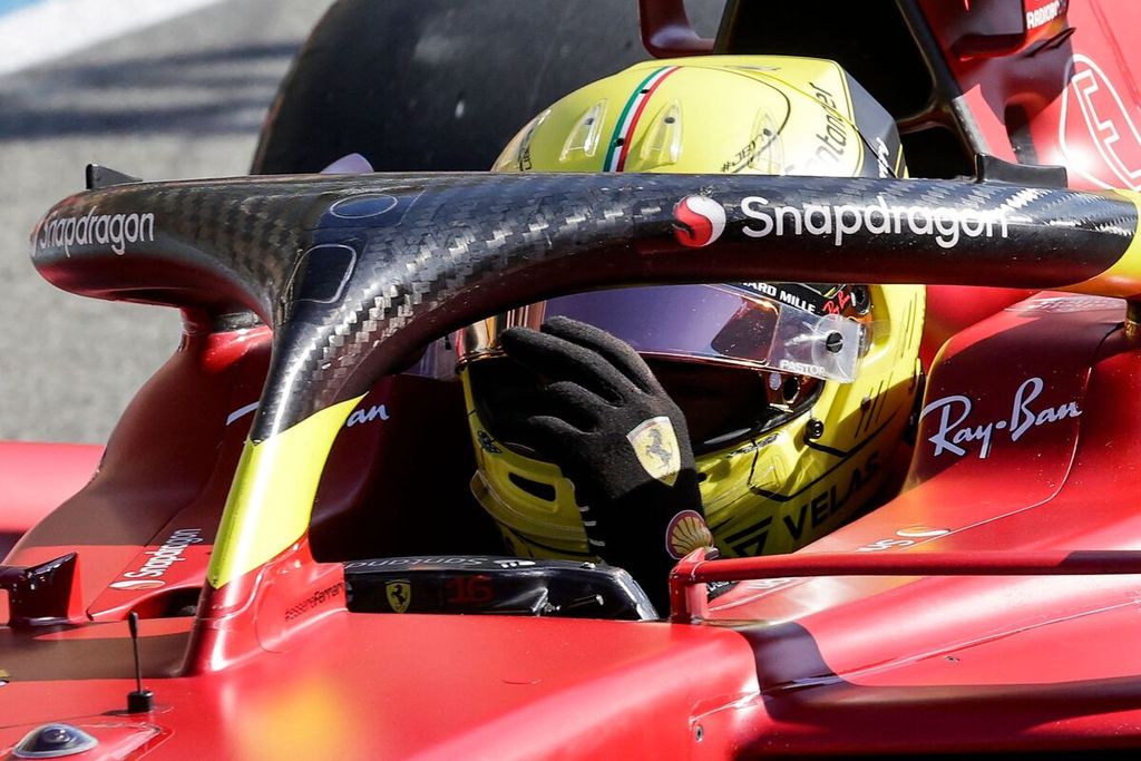Pebalap Ferrari Charles Leclerc di dalam mobilnya saat sesi kualifikasi Grand Prix Formula 1 seri Italia di Sirkuit Monza, Sabtu (10/9/2022). Leclerc berhasil merebut posisi start terdepan pada balapan yang berlangsung Minggu (11/9/2022). 