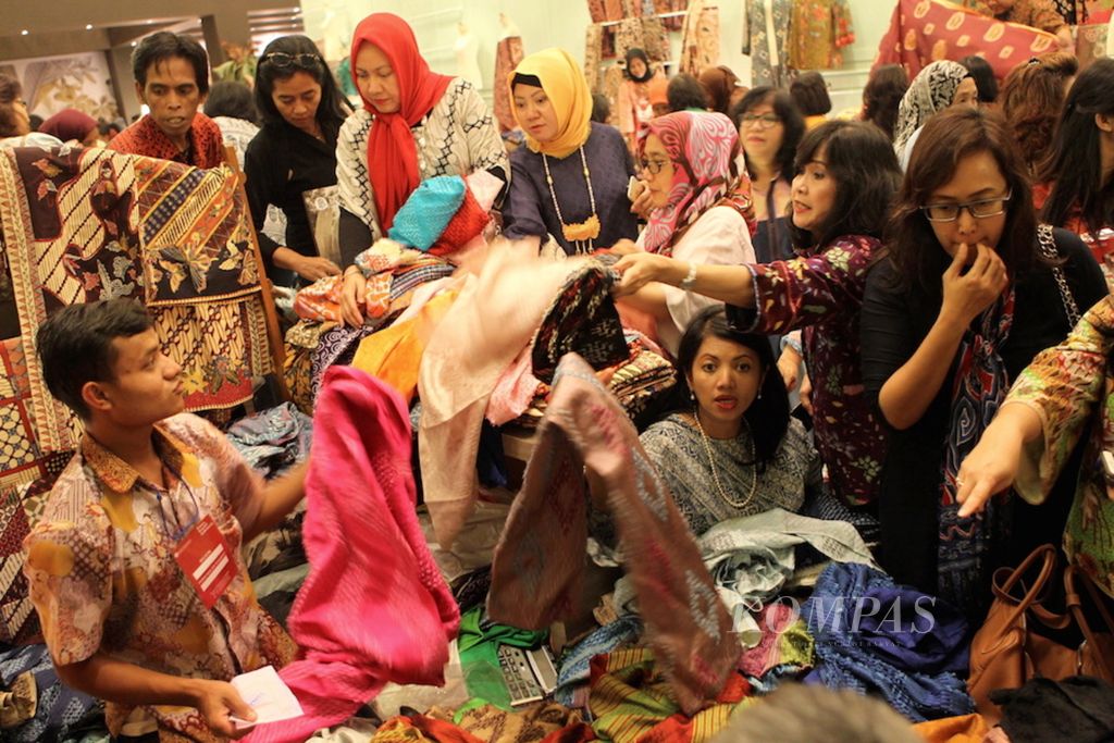 Pengunjung memilih batik buatan usaha mikro, kecil, dan menengah (UMKM) yang ditampilkan dalam pameran kerajinan UMKM binaan Bank Indonesia di Balai Kartini, Jakarta, (25/8/2016). Hingga saat ini baru sekitar 22 persen UMKM yang memiliki akses pembiayaan ke perbankan.