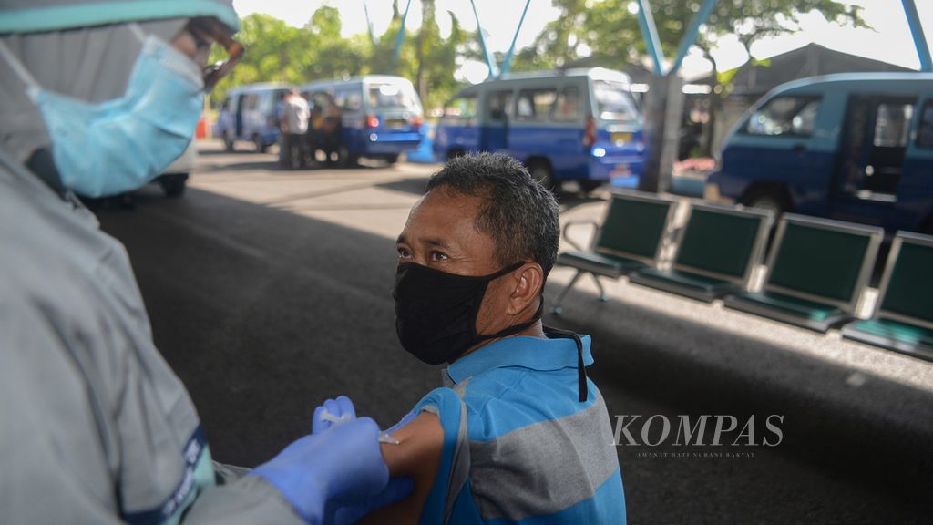 Sopir angkutan umum kota mendapat suntikan vaksin Covid-19 di Terminal Magersari, Kota Magelang, Jawa Tengah, Sabtu (27/3/2021). Vaksin tersebut diberikan pada tahap pertama untuk sopir angkutan umum kota yang berdomisili di Kota Magelang. Pemberian vaksin tersebut bagian dari upaya meredam laju penyebaran pandemi Covid-19.