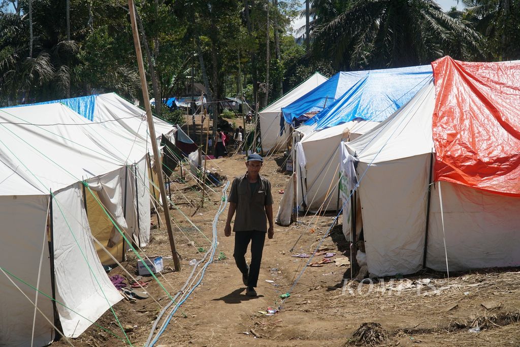 Tenda-tenda posko pengungsian Timbo Abu Ateh, Jorong Timbo Abu, Nagari Kajai, Kecamatan Talamau, Pasaman Barat, Sumatera Barat, Sabtu (12/3/2022). 