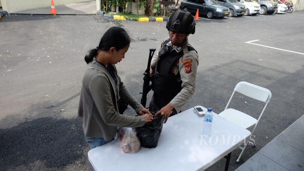 Penjagaan di Polres Jakarta Utara ditingkatkan pascaledakan bom di Polrestabes Medan, Rabu (13/11/2019).