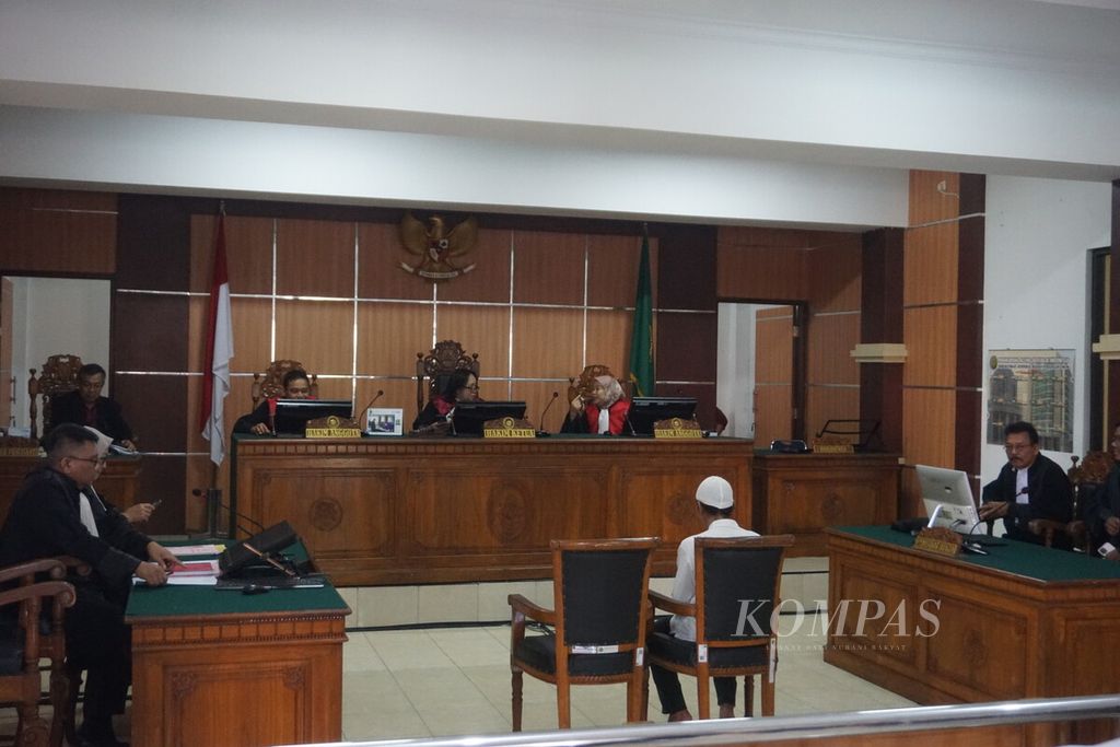 Terdakwa Rudianto menjalani sidang putusan atau vonis di Pengadilan Negeri Purwokerto, Banyumas, Jawa Tengah, Rabu (7/2/2024). 