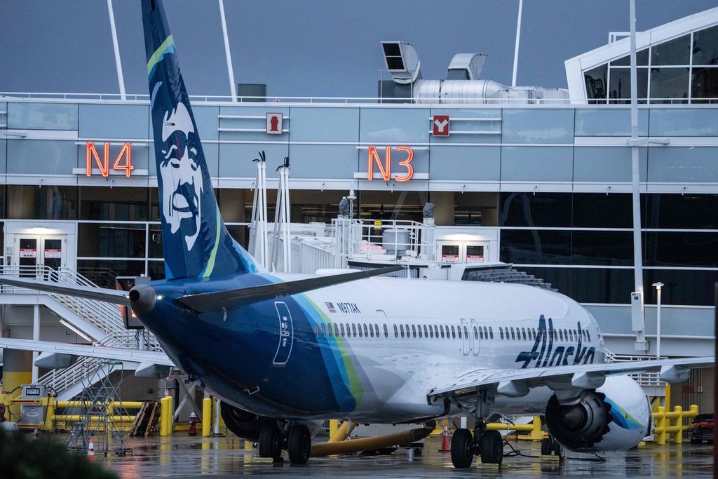 Pesawat Boeing 737 MAX 9 yang dioperasikan Alaska Airlines kala berada di Bandara Tacoma, Seattle, Amerika Serikat, pada Sabtu (6/1/2024). Salah satu pesawat jenis itu lepas panel bahan bakarnya di tengah penerbangan pada Jumat malam. Alaska Airlines memutuskan seluruh 65 pesawat 737 MAX 9 dilarang terbang sampai pemeriksaan selesai.