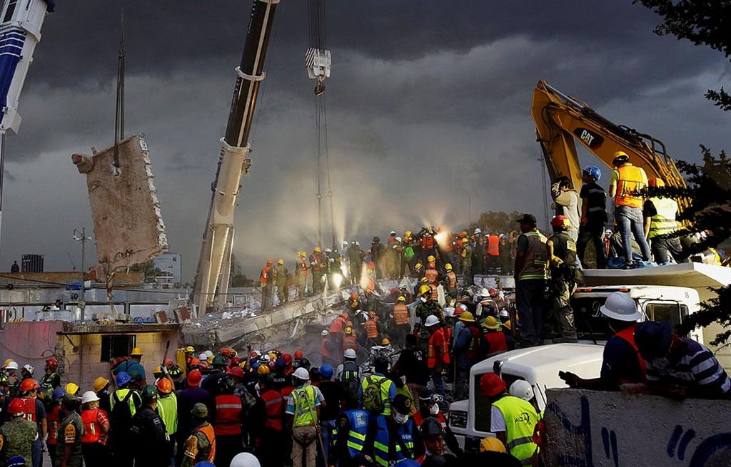 Anggota tim penyelamat dan tentara Meksiko, Rabu (20/9), bekerja sama dalam operasi penyelamatan di sebuah reruntuhan gedung di kawasan Obrera, Mexico City, setelah gempa bumi melanda negara tersebut. Tercatat 237  orang tewas dan sekitar 2.000 orang cedera  akibat   gempa bermagnitudo 7,1 itu. 