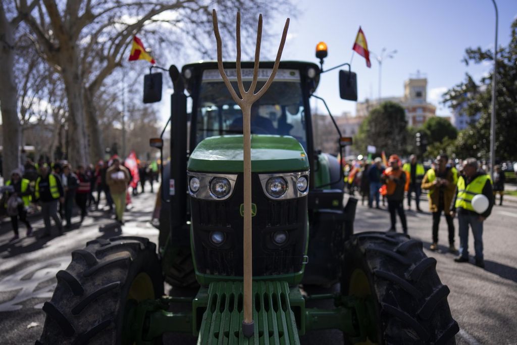 Petani Spanyol berunjuk rasa di Madrid, Spanyol, pada 26 Februari 2024.