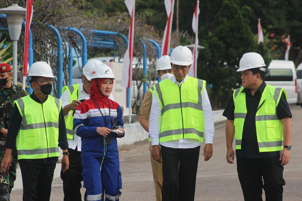 Presiden Joko Widodo mendengarkan penjelasan dari Direktur Utama Pertamina Nicke Widyawati didampingi Menteri Badan Usaha Milik Negara Erick Thohir saat mengunjungi tangki timbun milik Pertamina Hulu Rokan (PHR) di Dumai, Provinsi Riau, Kamis (5/1/2023). Pertamina akan membentuk tim gabungan untuk menginvestigasi penyebab kebakaran Terminal Integrated BBM Pertamina di Koja, Jakarta Utara, Jumat (3/3/2023) malam.