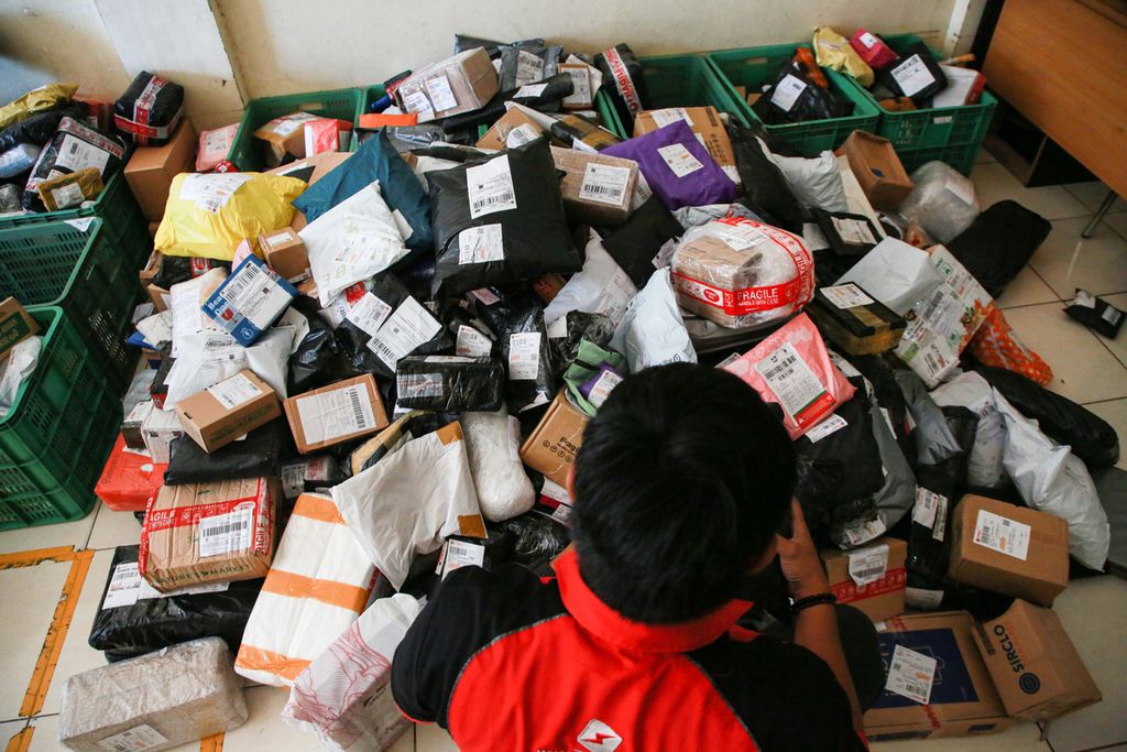Tumpukan paket yang telah diperiksa dan dipilah untuk kemudian segera dikirim kepada pelanggan dari tempat pengantaran SiCepat di kawasan Ciledug, Kota Tangerang, Banten, Rabu (6/4/2022).