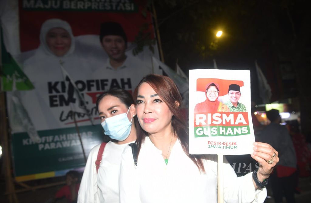 Pendukung Tri Rismaharini dan Zahrul Azhar Asumta di KPU Jawa Timur, Surabaya, Kamis (29/8/2024). Selain Risma-Gus Hans, pada hari terakhir pendaftaran, PKB mencalonkan Luluk Nur Hamidah dan Lukmanul Khakim. 