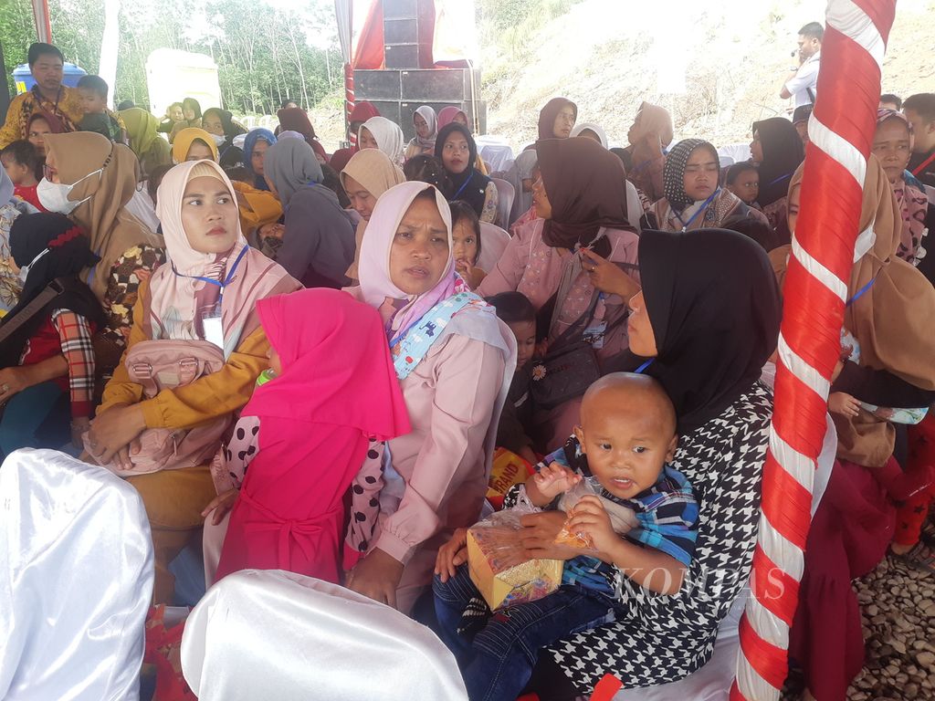 Sejumlah ibu dan anak sedang menunggu kedatangan Wakil Presiden Mar'ruf Amin di Kampung Cegah Stunting di Desa Rimba Balai, Kecamatan Banyuasin III, Kabupaten Banyuasin, Sumatera Selatan, Kamis (6/7/2023). Warga mengeluhkan tingginya harga bahan pokok yang menyulitkannya memenuhi kebutuhan sehari-hari.