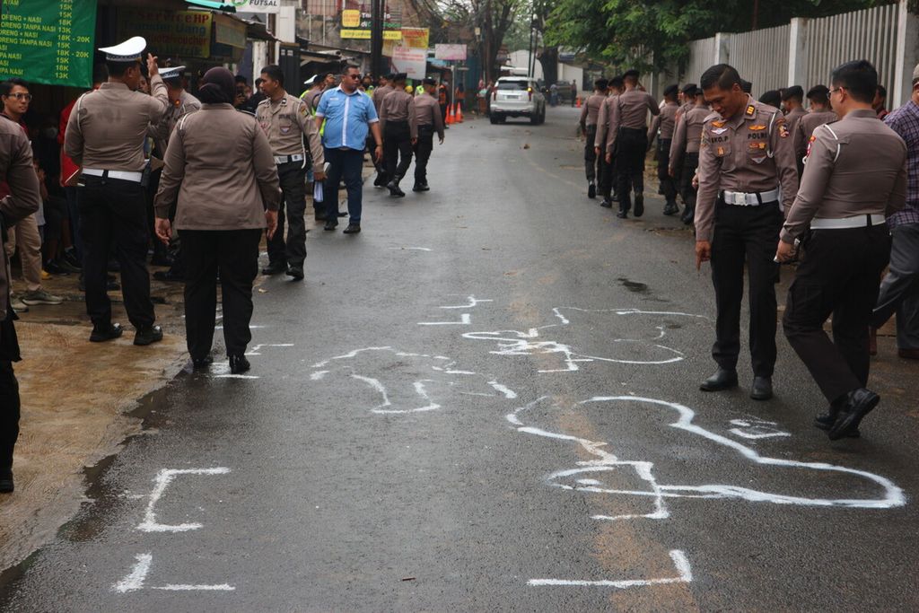 Tanda-tanda yang dibuat polisi seusai rekonstruksi kecelakaan Hasya di Jalan Srengseng Sawah, Jagakarsa, Jakarta Selatan, Kamis (2/2/2023).