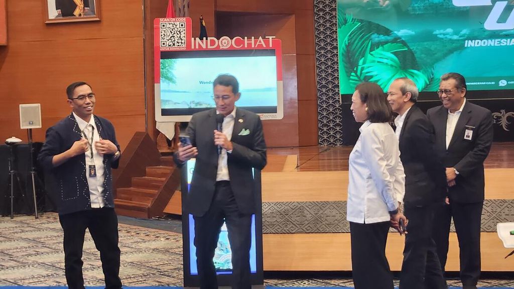 Menteri Pariwisata dan Ekonomi Kreatif Sandiaga Uno saat meluncurkan platform Pusat Informasi Wisatawan Digital Nusantara dalam konferensi pers mingguan di Jakarta, Senin (14/10/2024).