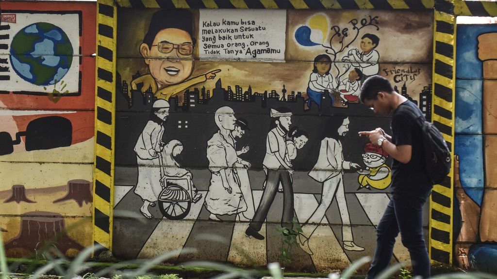 Mural menjadi salah satu media bagi masyarakat untuk menyerukan toleransi dalam kehidupan beragama. Hal itu salah satunya ditemui di Jalan Juanda, Kota Depok, Jawa Barat, Sabtu (22/2/2020). Mural itu menggambarkan karikatur sosok Gus Dur berpadu dengan gambar umat yang berbeda agama.