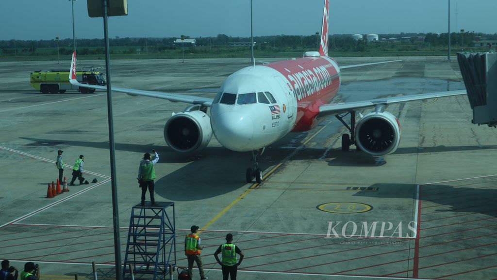 Air Asia yang pertama kali mendarat di Bandara Internasional Jawa Barat Kertajati di Kabupaten Majalengka, Rabu (17/5/2023), dari Kuala Lumpur.