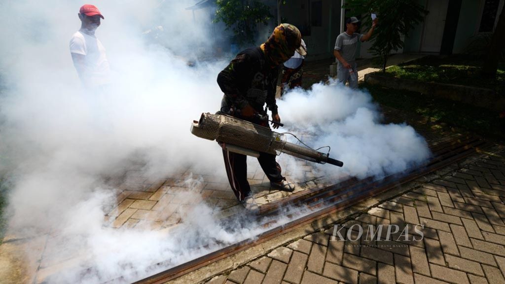 Fumigation was conducted in a housing complex in the Cinangka district of Sawangan, Depok City on Sunday (17/2/2019) to prevent the spread of dengue fever-carrying mosquitoes.