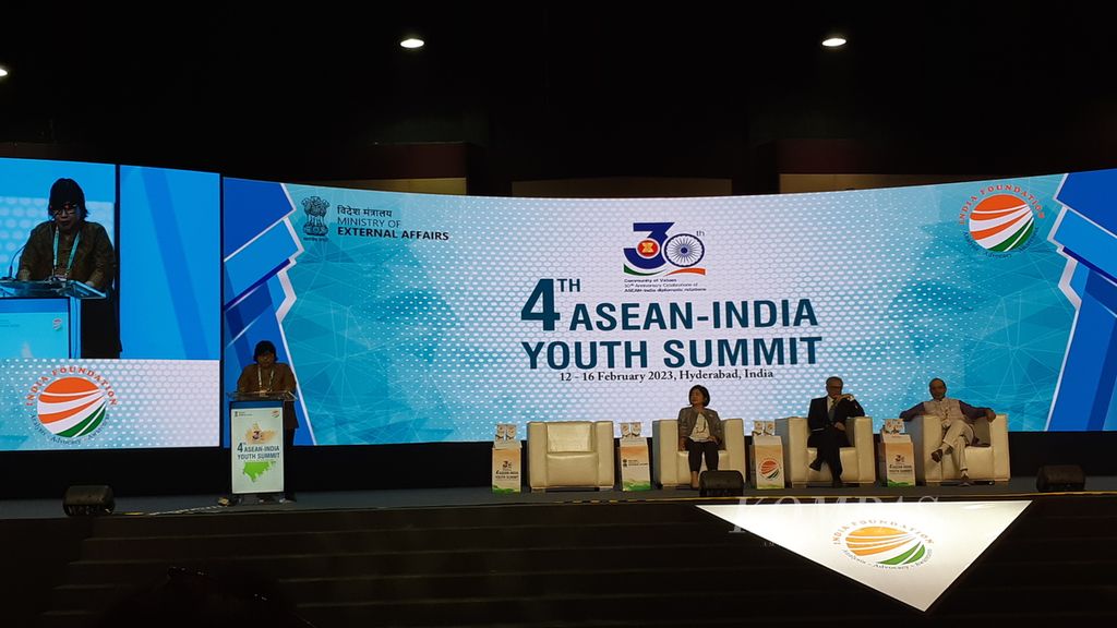 Duta Besar RI untuk India Ina H Krishnamurti (berdiri di podium) berbicara pada sesi pertama 4th ASEAN-India Youth Summit di Hyderabad, India, Senin (13/2/2023) .