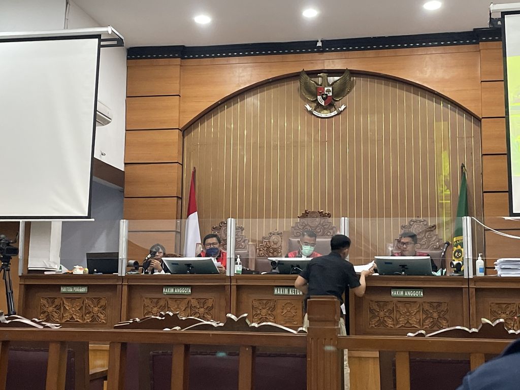 Terdakwa kasus pembunuhan berencana Brigadir J atau Nofriansyah Yosua Hutabarat, Richard Eliezer Pudihang Lumiu, menyerahkan pleidoi pribadi dalam sidang di Pengadilan Negeri Jakarta Selatan, Rabu (25/1/2023).
