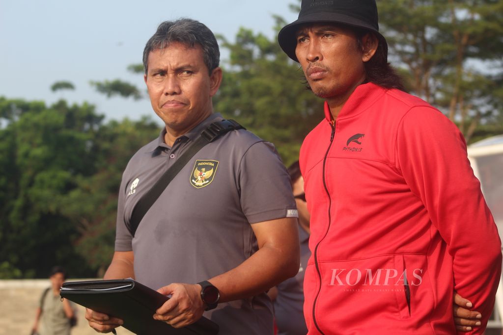 Pelatih Timnas U17, Bima Sakti dan Budi Sudarsono sedang memantau pertandingan yang dimainkan oleh peserta seleksi U17 di Lapangan Altetik Komplek Jakabaring Palembang, Jumat (14/7/2023). Mereka yang terpilih akan mengikuti pemusatan latihan di Jakarta.