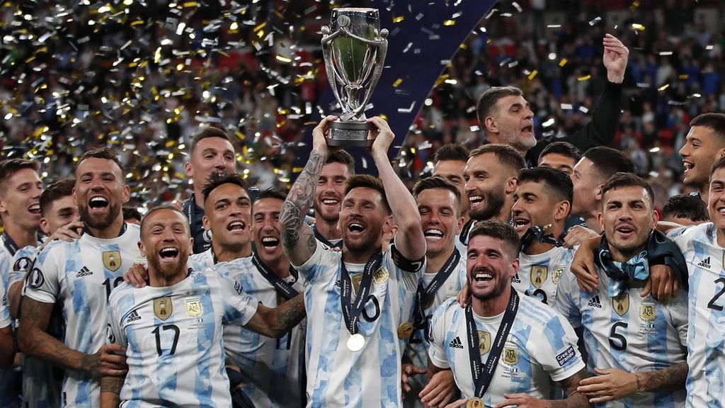 Para pemain Timnas Argentina merayakan raihan trofi Finalissima setelah berhasil mengalahkan juara Piala Eropa, Italia, 3-0 pada awal Juni 2022 lalu. Argentina merupakan salah satu favorit juara Piala Dunia Qatar.