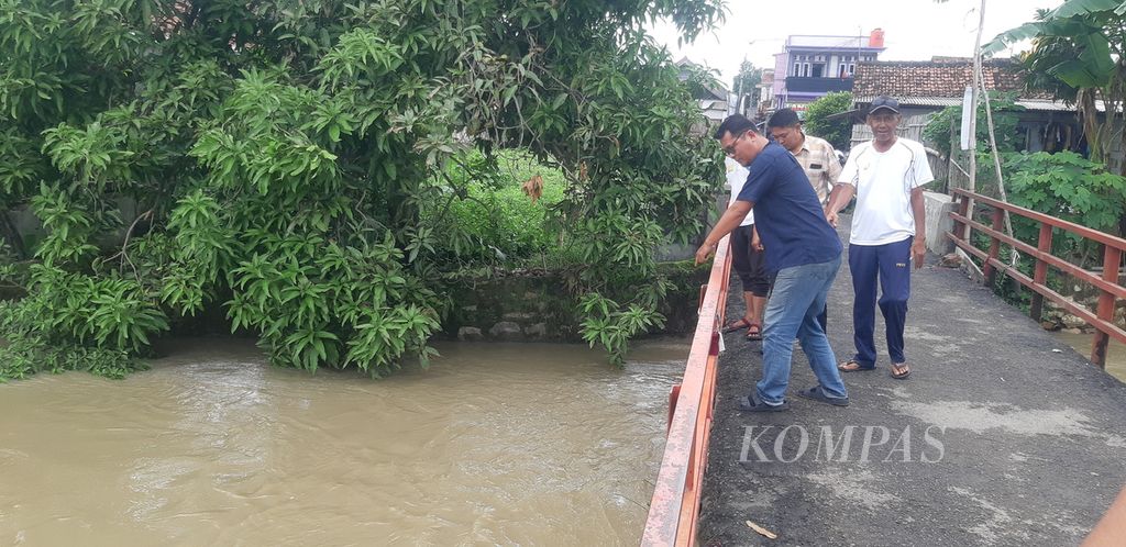 Warga menunjukkan lokasi penemuan mayat di Sungai Wanganayam di Desa Jatipura, Kecamatan Susukan, Kabupaten Cirebon, Jawa Barat, Jumat (19/1/2024). Pada Rabu (10/1/2024) lalu, warga menemukan mayat terbungkus seprai.