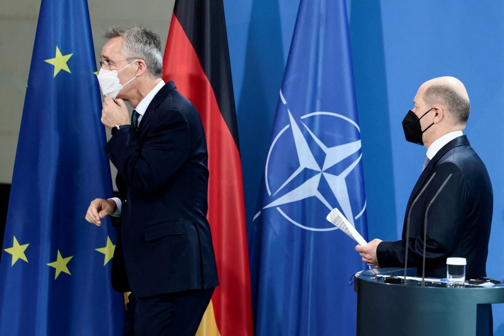 Kanselir Jerman Olaf Scholz (kanan) dan Sekretaris Jenderal NATO Jens Stoltenberg usai berbicara kepada media di Berlin, Jerman, Selasa (18/1/2022). 