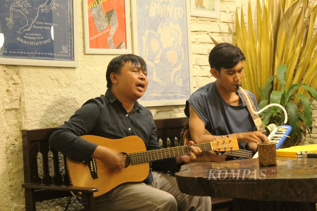 Duo Sendvriang yang diisi Herman dan Yoga mengalunkan lagu ciptaan mereka di acara Pantomim Attack di Cengkrama, Kota Palangkaraya, Kalimantan Tengah, Selasa (12/4/2022).
