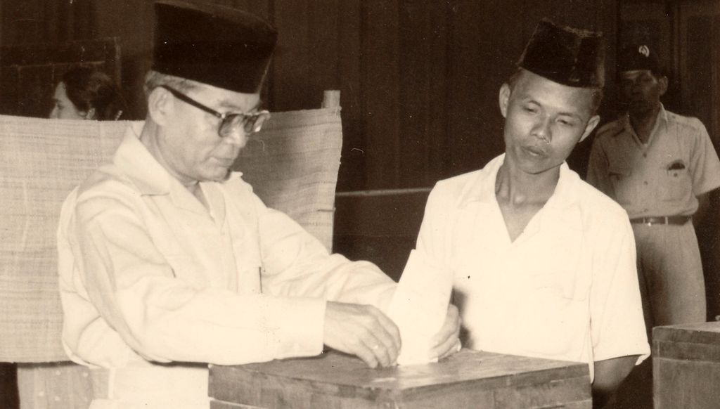 Wakil Presiden RI Mohammad Hatta memasukkan kertas suara saat Pemilihan Umum 1955, Kamis (15/12/1955). 