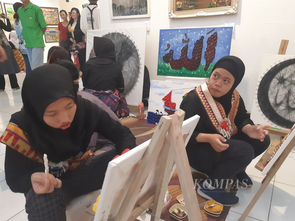 Anak-anak penyandang disabilitas membuat karya mozaik dan<i> string art</i> saat acara Pekan Kebudayaan Daerah Lampung tahun 2023, Senin (25/9/2023). Acara yang berlangsung pada 25-28 September 2023 itu merupakan upaya pelestarian budaya daerah. 