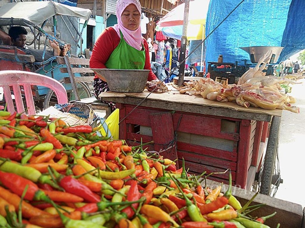 Menjelang Natal, harga daging ayam ras di Pasar Besar Palangkaraya, Kalimantan Tengah, Jumat (23/12/2016), melonjak dari Rp 27.000 per kilogram menjadi Rp 45.000 per kilogram. Selain ayam ras, harga cabai juga mencapai Rp 90.000 per kilogram.