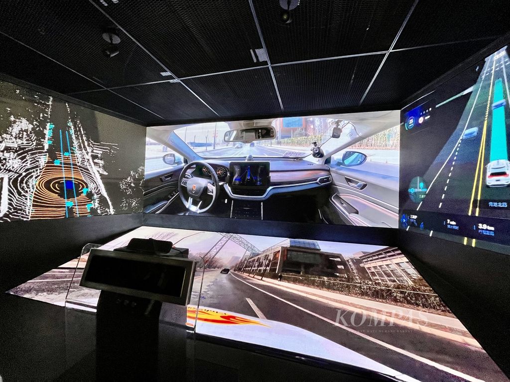 Simulasi dalam ruang ini menunjukkan kondisi jalanan yang dilihat dalam mobil tanpa sopir. Berbekal AI) atau kecerdasan buatan, mobil ini bisa berjalan sendiri dengan sensor-sensor yang bisa mengidentifikasi kondisi sekitar mobil.