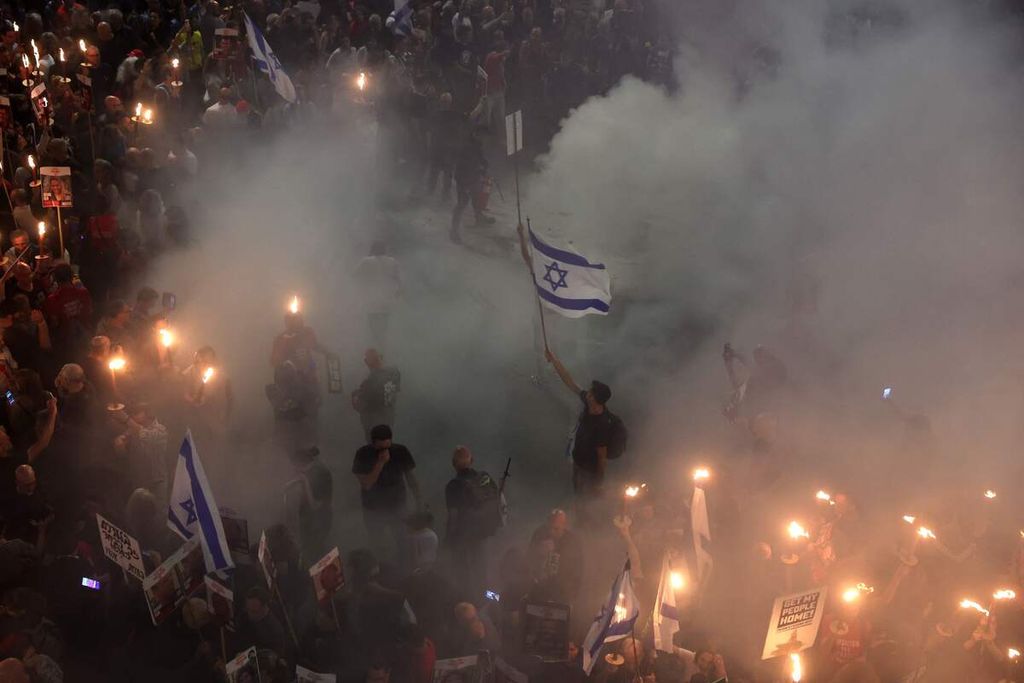 Warga Israel berunjuk rasa di depan Kementerian Pertahanan Israel di Tel Aviv, Sabtu (30/3/2024). 