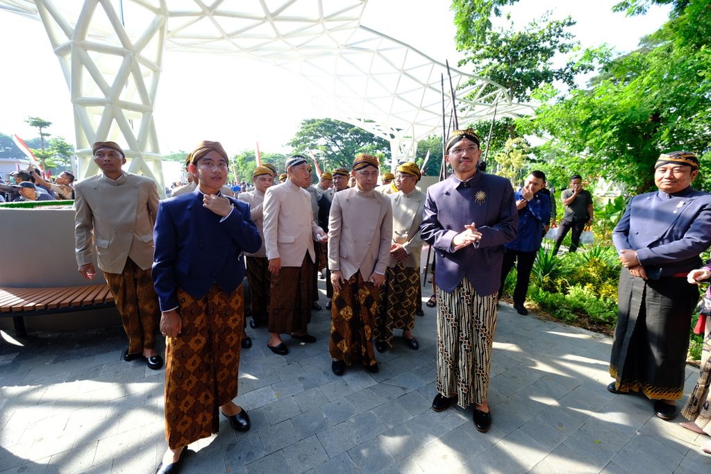 Wali Kota Surakarta Gibran Rakabuming Raka (kiri) dan Pemimpin Pura Mangkunegaran KGPAA Mangkunegara X (kedua dari kanan) hadir untuk mengikuti upacara Hari Jadi Ke-279 Kota Surakarta di Taman Balekambang, Kota Surakarta, Jawa Tengah, Sabtu (17/2/2024). Mangkunegara X juga bertindak sebagai pemimpin upacara dalam kesempatan itu. Upacara itu mengambil tema budaya. Semua peserta upacara mengenakan pakaian adat.