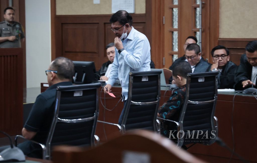 Terdakwa kasus dugaan korupsi penyediaan <i>base transceiver station</i> (BTS) dalam program Bakti Kementerian Komunikasi dan Informatika tahun 2020-2022 sebesar Rp 8 triliun, Johnny G Plate, menjalani sidang pembacaan putusan di Pengadilan Tindak Pidana Korupsi Jakarta, Selasa (8/11/2023). 