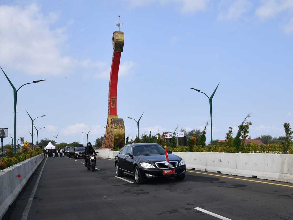 Presiden Joko Widodo meresmikan Jembatan Kretek 2 yang terletak di Kabupaten Bantul, Daerah Istimewa Yogyakarta, pada Jumat (2/6/2023). Jembatan dengan total konstruksi sepanjang 2,7 kilometer yang menyeberangi Sungai Opak tersebut dibangun dengan nilai investasi Rp 364 miliar.