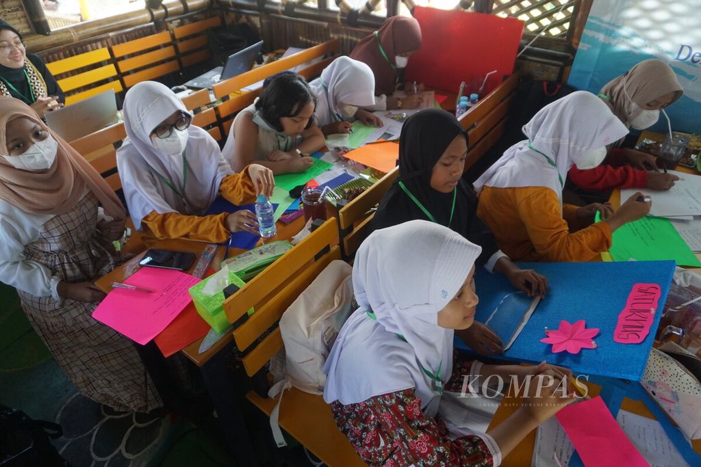 Suasana pelatihan jurnalis cilik yang digelar Universitas Jenderal Soedirman bagi siswa-siswi SD di Banyumas, Jawa Tengah, Rabu (1/6/2022).