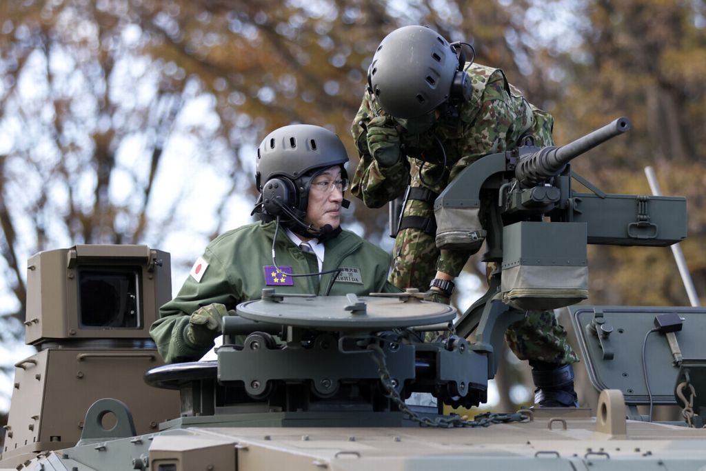 Perdana Menteri Jepang Fumio Kishida menaiki tank tipe 10 milik Pasukan Bela Diri Jepang kala mengunjungi pusat latihan tempur di Asaka, Tokyo, Jepang, pada November 2021. Meskipun mampu membuat aneka persenjataan mutakhir, Jepang amat jarang mengekspornya.  