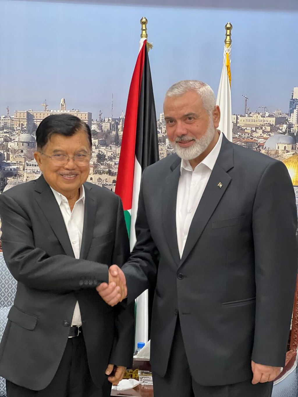 Pada Jumat (12/7/2024) lalu, Wakil Presiden ke-10 dan ke-12 RI, Jusuf Kalla, bertemu dengan Kepala Biro Politik Hamas Ismail Haniyeh di Doha, Qatar. Dua minggu kemudian, pada Selasa (30/7/2024), Haniyeh tewas dalam serangan udara di Teheran, Iran. Pemakaman Haniyeh akan dilakukan usai shalat Jumat (2/8/2024) di Doha. 