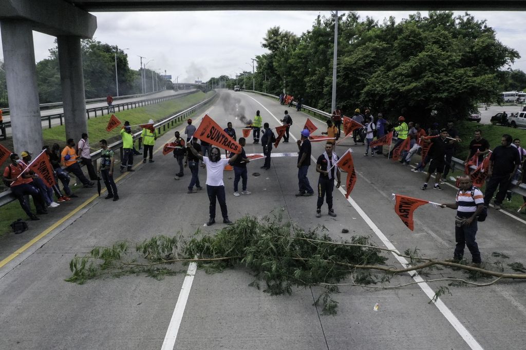 Serikat pekerja memblokir jalan raya menuju Bandara Internasional Tocumen, Panama, 18 Juli 2022. Aksi unjuk rasa besar-besaran dan berlarut-larut terjadi di Panama yang dipicu oleh kenaikkan harga bahan bakar minyak.