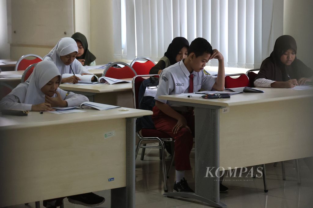 Lulusan SD mengikuti tes asesmen standardisasi pendidikan daerah (ASPD) di posko penerimaan peserta didik baru (PPDB) di Kantor Dinas Pendidikan Kota Yogyakarta, Yogyakarta, Rabu (12/6/2024). 