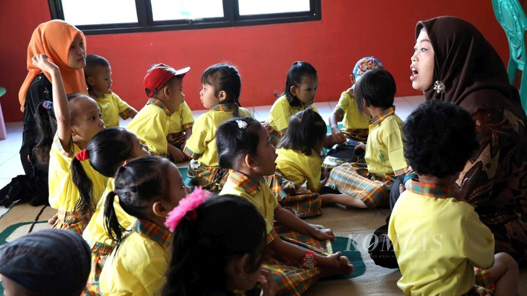 Anak-anak mengikuti pendidikan anak usia dini di PAUD Mawar, Duren Sawit, Jakarta Timur, Senin (21/5/2018). Optimalisasi kegiatan bermain dan belajar di PAUD turut menentukan mutu pendidikan lanjutan di bangku pendidikan sekolah tingkat dasar.